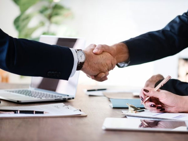  உறுதியான கைகுலுக்கல் 