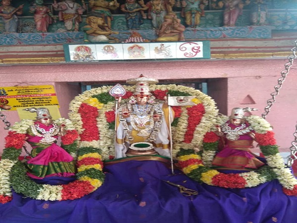 காவடி சுமக்கும் பக்தர்கள்