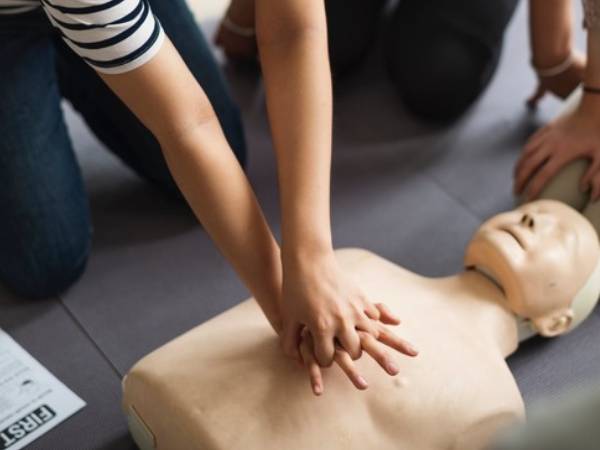 சிபிஆர் செய்ய நீங்கள் பின்வருவனவற்றை செய்ய வேண்டும்: