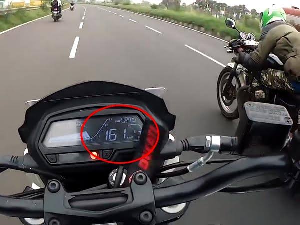 சாலையில் ஓடிய குதிரை