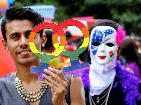 மரியாதை செலுத்துகிறோம்