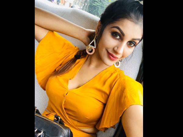 மஞ்சள் நிற உடை