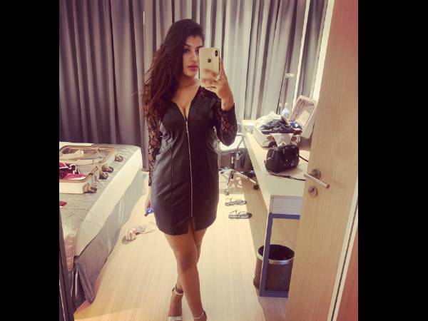 கருப்பு நிற லெதர் உடை