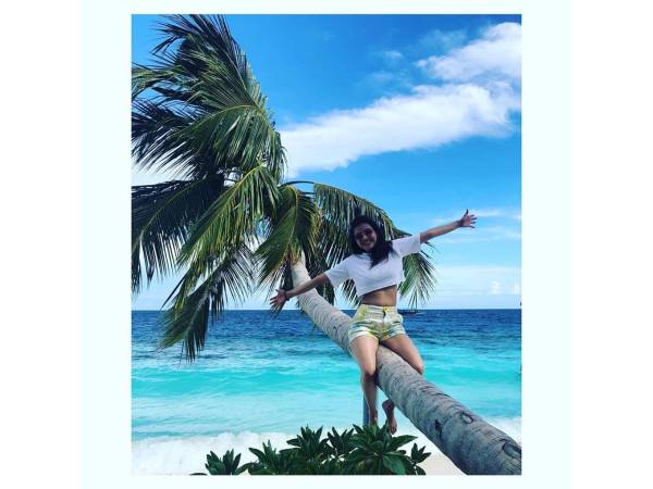 வெள்ளை நிற கிராப் டாப்