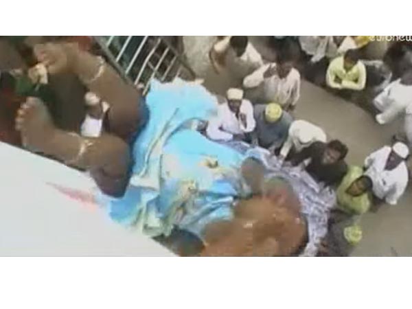 குழந்தையை வீசும் திருவிழா