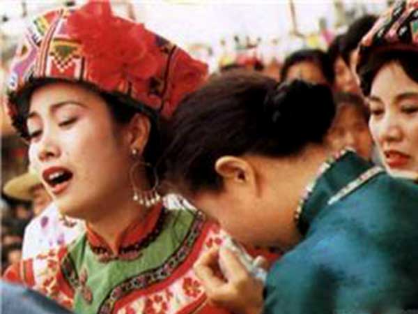 துஜியா மக்களின் அழுகை சடங்கு, சீனா 