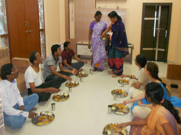 தரையில் அமர்ந்து சாப்பிடுவது