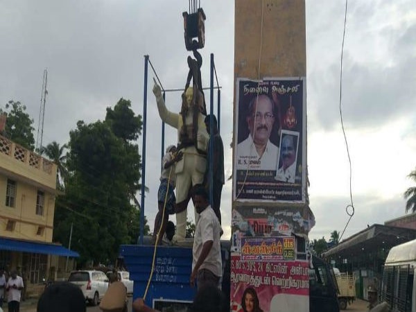 கூண்டிற்குள் சிலை