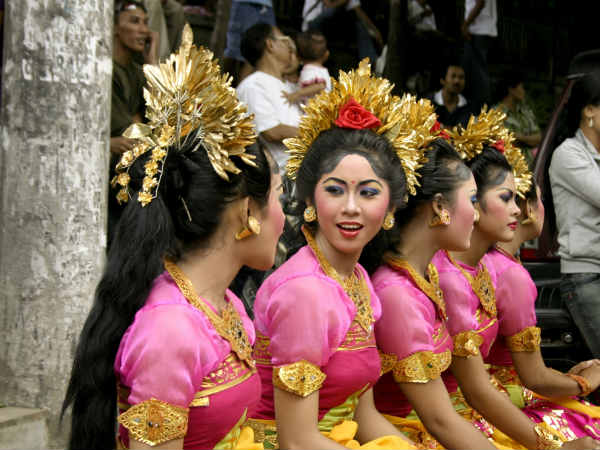 இந்தோனேசியாவின் விசித்திர சடங்கு 