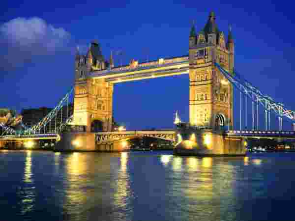 அவர் வைட் சேப்பலில் வசித்தார் 