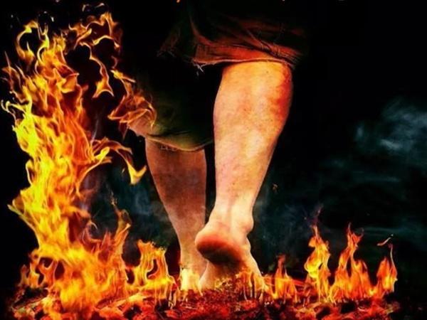 மனைவியை தூக்கிக் கொண்டு நெருப்பில் நடப்பது