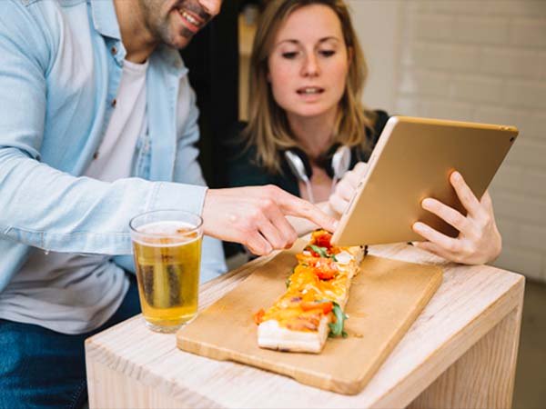 கடினமான காலங்களில் அவளை ஆதரிக்கவும்