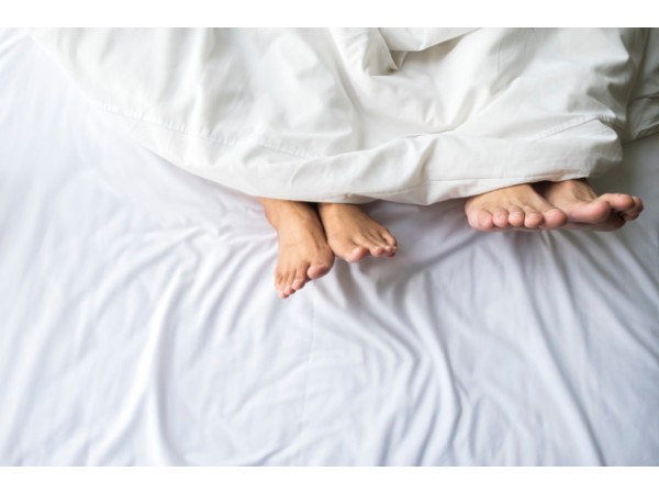 உங்கள் துணையுடன் நிர்வாணமாக தூங்குவதன் நன்மைகள்