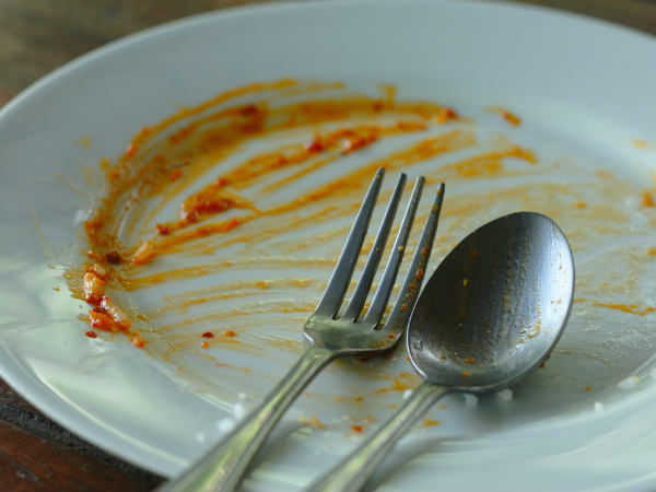 சாப்பிட்ட பாத்திரங்களை மேசையிலேயே வைப்பது