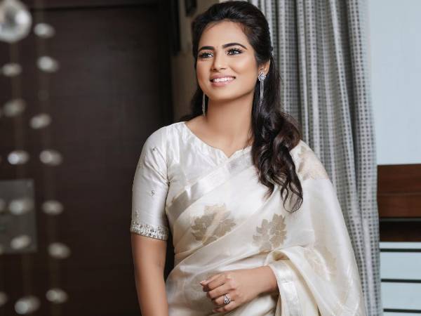 வெள்ளை நிற புடவை