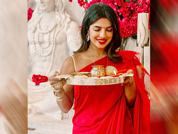 சிவப்பு நிற புடவை