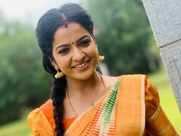 மக்கள் டிவியின் தொகுப்பாளினி