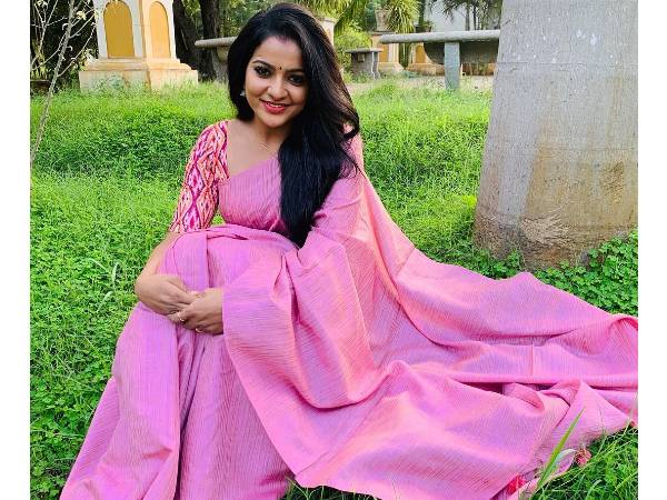 ரோஸ் நிற ப்ளைன் புடவை