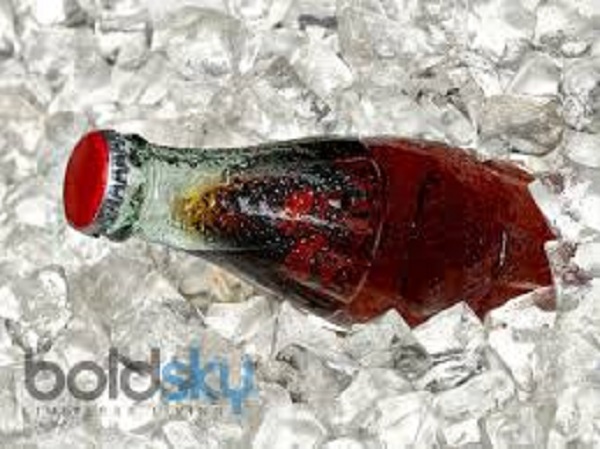 நீங்கள் ஒரு பாட்டிலில் கோலா குடிக்கிறீர்கள்