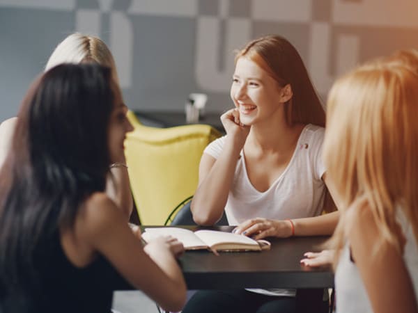 உங்கள் பெண் தோழிகளுடன் நாளை செலவிடுங்கள் உங்கள் பெண் தோழிகளுடன் நாளை செலவிடுங்கள்