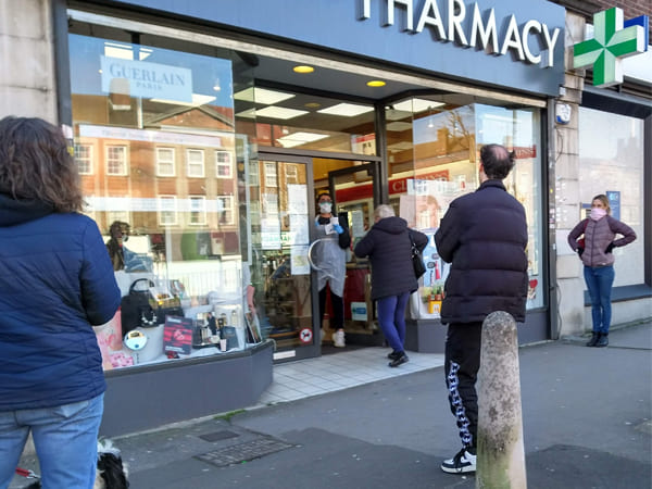 சமூக இடைவெளியை பின்பற்றாமல் இருக்கக்கூடாது