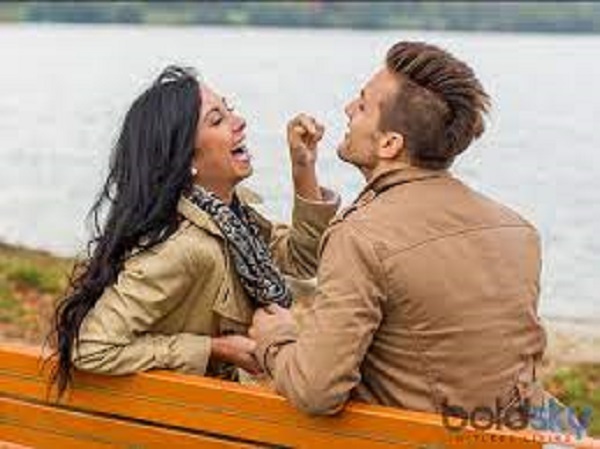 அவளை சிரிக்க வைக்கவும்