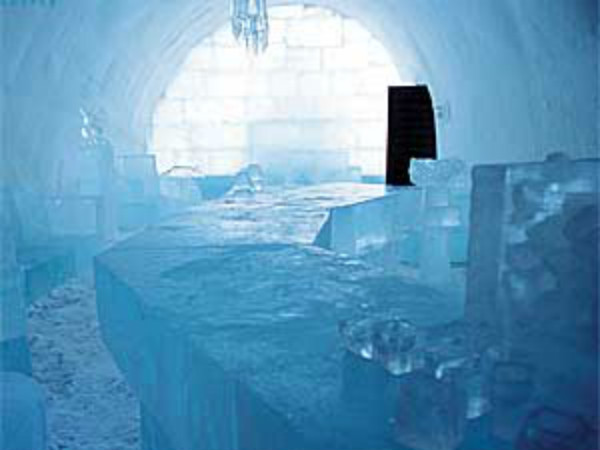 பனிக்கட்டியில் படுப்பது பனிக்கட்டியில் படுப்பது