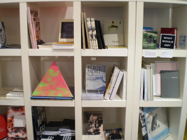 மூன்று பொருட்களைக் கொண்டு அலங்கரிக்கவும் 