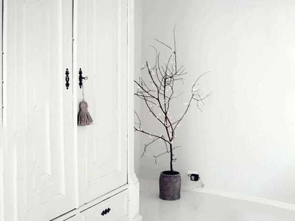 3. ஜொலிக்கும் பல வண்ண சரவிளக்குகள்