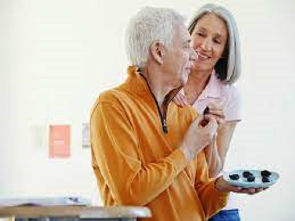 60 வயதிற்கு மேல் இருக்கும் பெண்கள்