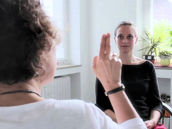 தெரபிஸ்ட் உதவியை நாடவும்