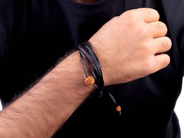 People Of These Zodiac Signs Should Not Wear Black Thread People Of These Zodiac Signs Should Not Wear Black Thread