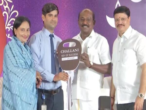 கார் மற்றும் இருசக்கர வாகனத்தின் மதிப்பு எவ்வளவு?