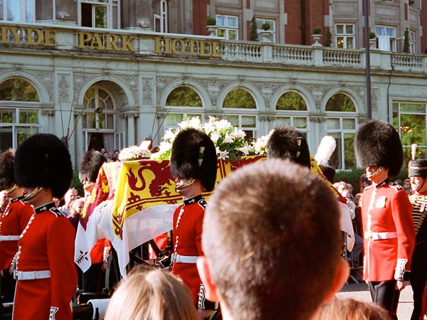 டயானாவின் இறுதி ஊர்வலத்தில் ராணி அழுதாரா?