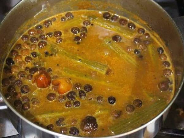 Arachuvitta Vatha Kuzhambu Recipe In Tamil