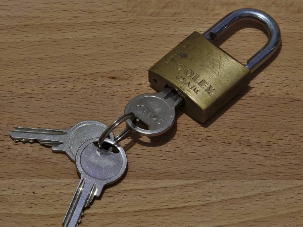 சேதமடைந்த பூட்டுகள்