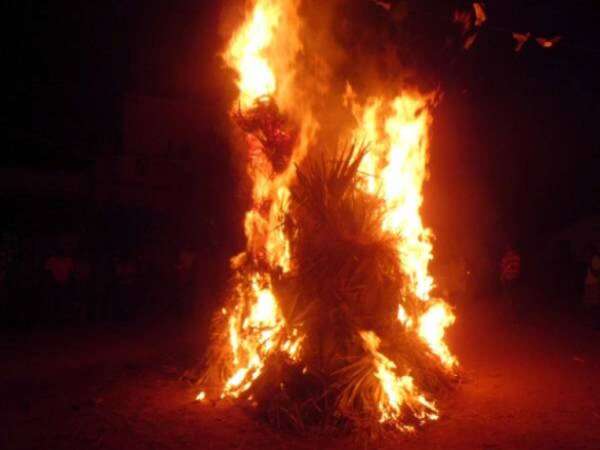 ஸ்கேர்குரோவை எரிப்பது - ஈக்வடார்