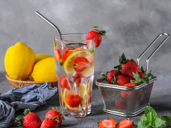 4. ஸ்ட்ராபெர்ரி மற்றும் எலுமிச்சை நீர்