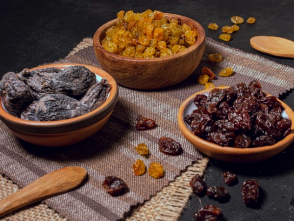 உலர் திராட்சை மற்றும் டேட்ஸ்