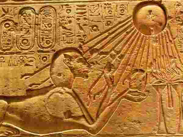 பெரும்பாலான பிரமிடுகள் நைல் நதிக்கு மேற்கு திசையில் கட்டப்பட்டன