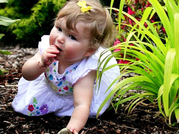 How to Stop a Child From Eating Soil in Tamil