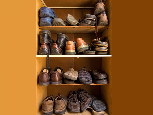 Vastu Tips For Correct Placement of Shoes in the House in Tamil
