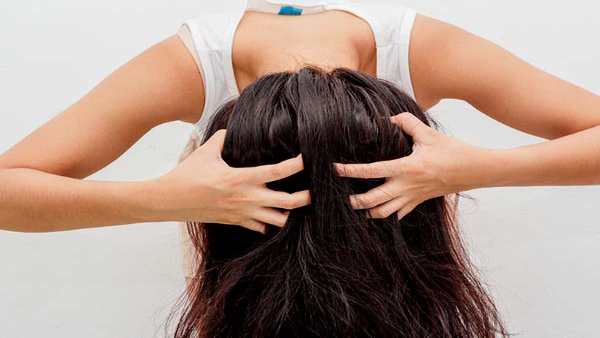 Ways To Prevent Greasy Hair While On Period In Tamil 