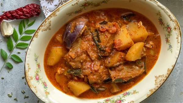 Chettinad Style Potato Brinjal Kara Kuzhambu Recipe In Tamil