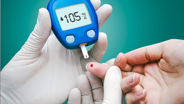 Blood Sugar Level In Tamil: ஒருவருக்கு சர்க்கரை நோய் வந்துவிட்டால், பெரும்பாலும் அவர் தன் வாழ்நாள் முழுவதும் மருந்துகளை எடுத்துக்கொள்ள வேண்டியதாக இருக்கும். மருந்து இல்லாமல் சர்க்கரை நோயைக் கட்டுப்படுத்துவது எப்படி என்று நீங்கள் எப்போதாவது யோசித்திருக்கிறீர்களா? அதற்கான வழிகள் உள்ளன. நீரிழிவு நோய் என்பது ஒரு நாள்பட்ட சுகாதார நிலை. இது உயர் இரத்த சர்க்கரை அளவுகளால் வகைப்படுத்தப்படுகிறது. உலகம் முழுவதும் மில்லியன் கணக்கான மக்களை பாதிக்கிறது. உலகிலேயே சர்க்கரை நோயால் பாதிக்கப்பட்ட மக்களின் எண்ணிக்கை அதிகமாக உள்ள நாடு, இந்தியாதான். இந்தியா சர்க்கரை நோயாளிகளின் தலைநரகமாக இருப்பதாகக் கூறப்படுகிறது. ஆரோக்கியமற்ற உணவு பழக்கம், வாழ்க்கை முறை மாற்றங்கள் உட்பட பல்வேறு காரணங்களால் சர்க்கரை நோய் ஏற்படலாம். சர்க்கரை நோயை கட்டுப்படுத்த மக்கள் மருந்துகளை தொடர்ந்து சாப்பிடுகிறார்கள். நிலைமையை நிர்வகிப்பதில் மருந்துகள் முக்கிய பங்கு வகிக்கும் அதே வேளையில், ஆரோக்கியமான வாழ்க்கை முறை மாற்றங்களை பின்பற்றுவதும் மிக அவசியம். ஆரோக்கியமான உணவை சாப்பிடுவது முதல் கவனத்துடன் கூடிய உடற்பயிற்சி மற்றும் மன அழுத்தத்தைக் குறைக்கும் நுட்பங்கள் வரை, இவை அனைத்தும் மருத்துவ சிகிச்சையை நிறைவு செய்து, நீரிழிவு நோயை திறம்பட கட்டுப்படுத்த உதவும். மருந்து இல்லாமல் நீரிழிவு நோயை எவ்வாறு கட்டுப்படுத்துவது என்பது குறித்து இக்கட்டுரையில் தெரிந்துகொள்ளுங்கள். நீரிழிவு நோய் ஒரு நாள்பட்ட நிலை. நீரிழிவு நோயை நிர்வகிப்பதில் மருந்துகள் முக்கிய பங்கு வகிக்கும் அதே வேளையில், மருந்துகளை மட்டும் நம்பாமல் இரத்த சர்க்கரை அளவைக் கட்டுப்படுத்த உதவும் வாழ்க்கை முறை மாற்றங்கள் மற்றும் சுய-கவனிப்பு நடைமுறைகளையும் நீங்கள் பின்பற்ற வேண்டும். ஆனால் அவ்வாறு செய்வதற்கு முன், நீங்கள் எப்போதும் ஒரு சுகாதார நிபுணரை அணுகி ஆலோசனை பெற வேண்டும். ஏனெனில் இது ஆபத்தானது. ஆரோக்கியமான உணவுத் திட்டம் நீரிழிவு நோயைக் கட்டுப்படுத்த சமச்சீரான உணவு அவசியம். சுத்திகரிக்கப்பட்ட சர்க்கரைகள் மற்றும் கார்போஹைட்ரேட்டுகள் குறைவாக உள்ள முழு உணவுகளை உட்கொள்வதில் கவனம் செலுத்துங்கள். உங்கள் உணவில் பல்வேறு பழங்கள், காய்கறிகள், முழு தானியங்கள், மெலிந்த புரதங்கள் மற்றும் ஆரோக்கியமான கொழுப்புகளைச் சேர்க்க வேண்டும். பதப்படுத்தப்பட்ட உணவுகள், சர்க்கரை பானங்கள் மற்றும் அதிக கொழுப்புள்ள உணவுகளை சாப்பிடுவதை முற்றிலும் தவிர்க்க வேண்டும். சர்க்கரை நோயாளிகள் கூடுதல் கவனத்துடன் உணவுகளையும் பானங்களையும் எடுத்துக்கொள்வது இரத்த சர்க்கரை அளவை கட்டுப்படுத்த உதவும். வழக்கமான உடல் செயல்பாடு வழக்கமான உடல் செயல்பாடுகளில் ஈடுபடுவது நீரிழிவு நோயைக் கட்டுப்படுத்த உதவும். உடற்பயிற்சி செய்வது இன்சுலின் உணர்திறனை மேம்படுத்த உதவுகிறது, இரத்த சர்க்கரை அளவை குறைக்கிறது மற்றும் எடை இழப்பை ஊக்குவிக்கிறது. குறைந்த பட்சம் 150 நிமிடங்கள் மிதமான தீவிரம் கொண்ட ஏரோபிக் உடற்பயிற்சி, விறுவிறுப்பான நடைபயிற்சி, நீச்சல் அல்லது சைக்கிள் ஓட்டுதல் போன்றவற்றை வாரம் முழுவதும் மேற்கொள்ளுங்கள். தசையை உருவாக்க மற்றும் ஒட்டுமொத்த உடற்தகுதியை மேம்படுத்த வலிமை பயிற்சிகளை இணைத்துக்கொள்ளுங்கள். ஆரோக்கியமான எடையை பராமரிக்கவும் நீங்கள் அதிக எடை அல்லது பருமனாக இருந்தால், சிறிய அளவிலான எடையைக் குறைப்பது இன்சுலின் உணர்திறன் மற்றும் இரத்த சர்க்கரை கட்டுப்பாட்டை கணிசமாக மேம்படுத்தும். சீரான உணவு மற்றும் வழக்கமான உடல் செயல்பாடுகளின் கலவையின் மூலம் ஆரோக்கியமான எடையை பெறுவதற்கு வேலை செய்யுங்கள். கார்போஹைட்ரேட் உட்கொள்ளலைக் கண்காணிக்கவும் கார்போஹைட்ரேட் உணவுகள் இரத்த சர்க்கரை அளவை நேரடியாக பாதிக்கின்றன. நீரிழிவு கட்டுப்பாட்டிற்கு கார்போஹைட்ரேட் உட்கொள்ளலைப் புரிந்துகொள்வதும் நிர்வகிப்பதும் முக்கியம். நாள் முழுவதும் கார்போஹைட்ரேட் நுகர்வு சமமாக பரவி, முழு தானியங்கள், பருப்பு வகைகள் மற்றும் மாவுச்சத்து இல்லாத காய்கறிகள் போன்ற குறைந்த கிளைசெமிக் குறியீட்டைக் கொண்ட சிக்கலான கார்போஹைட்ரேட்டுகளைத் தேர்ந்தெடுக்கவும். கார்போஹைட்ரேட் உட்கொள்ளலைக் கண்காணித்தல், குறிப்பாக பகுதிக் கட்டுப்பாட்டுடன், இரத்த சர்க்கரை அளவைக் கட்டுப்படுத்த உதவும். மன அழுத்தம் மேலாண்மை குளுக்கோஸ் உற்பத்தியை அதிகரிக்கும் ஹார்மோன்களைத் தூண்டுவதன் மூலம் மன அழுத்தம் உங்கள் இரத்த சர்க்கரை அளவை பாதிக்கலாம். மன அழுத்த மேலாண்மை நுட்பங்களைச் செயல்படுத்துவது நீரிழிவு நோயைக் கட்டுப்படுத்த உதவும். மன அழுத்தத்தை குறைக்க தியானம், ஆழ்ந்த சுவாசப் பயிற்சிகள், யோகா அல்லது பொழுதுபோக்குகளில் ஈடுபடுதல் போன்ற செயல்களில் ஈடுபடுங்கள். சுய பாதுகாப்புக்கு முன்னுரிமை அளிப்பது, போதுமான தூக்கம் பெறுவது மற்றும் வேலை-வாழ்க்கையில் சமநிலையை பராமரிப்பது ஆகியவை மன அழுத்த மேலாண்மைக்கு முக்கியம். ஆரோக்கியமான வாழ்க்கை முறை காரணிகளால் மன அழுத்தம் இல்லா வாழ்க்கையை பெறுங்கள். நீரேற்றமாக இருங்கள் ஒட்டுமொத்த ஆரோக்கியம் மற்றும் நீரிழிவு மேலாண்மைக்கு முறையான நீரேற்றம் அவசியம். போதுமான அளவு தண்ணீர் குடிப்பது நீரிழப்பைத் தடுக்க உதவுகிறது. மேலும், இது சிறுநீரக செயல்பாட்டை ஆதரிக்கிறது மற்றும் இரத்த சர்க்கரை அளவை கட்டுப்படுத்த உதவுகிறது. ஒரு நாளைக்கு குறைந்தது 8 கிளாஸ் தண்ணீரைக் குடிக்க நிபுணர்கள் நமக்கு அறிவுறுத்துகிறார்கள். தனிப்பட்ட தேவைகள் மற்றும் செயல்பாட்டு நிலைகளின் அடிப்படையில் உங்கள் நீர் உட்கொள்ளலை அதிகரிக்க வேண்டும். உங்கள் இரத்த சர்க்கரை அளவை சரிபார்க்கவும் இரத்த சர்க்கரை அளவை தொடர்ந்து கண்காணிப்பது நீரிழிவு மேலாண்மைக்கு முக்கியமானது. உங்கள் வாழ்க்கை முறை தேர்வுகள் மற்றும் உணவுப் பழக்கங்கள் உங்கள் இரத்த சர்க்கரையை எவ்வாறு பாதிக்கின்றன என்பதைப் புரிந்துகொள்ள இது உதவும். உங்கள் சிகிச்சைத் திட்டத்தைப் பற்றிய தகவலறிந்த முடிவுகளை எடுக்க, உங்கள் மருத்துவரிடம் ஆலோசனை செய்யலாம். நீரிழிவு மேலாண்மைக்கு மருந்துகள் அவசியம் என்றாலும், இந்த வாழ்க்கை முறை மாற்றங்கள் மற்றும் சுய-கவனிப்பு நடைமுறைகளை இணைத்துக்கொள்வது மருத்துவ சிகிச்சையை நிறைவுசெய்யும் மற்றும் இயற்கையாகவும் திறம்படவும் நீரிழிவு நோயைக் கட்டுப்படுத்த உதவும். நீரிழிவு நோயை நிர்வகிப்பதற்கான ஆலோசனைகள் மற்றும் வழிகாட்டுதல்களுக்கு சுகாதார நிபுணர்களுடன் கண்டிப்பாக ஆலோசிக்க வேண்டும். 