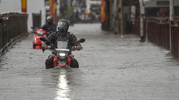 Safety Tips for Riding a Two Wheeler During Raining in Tamil