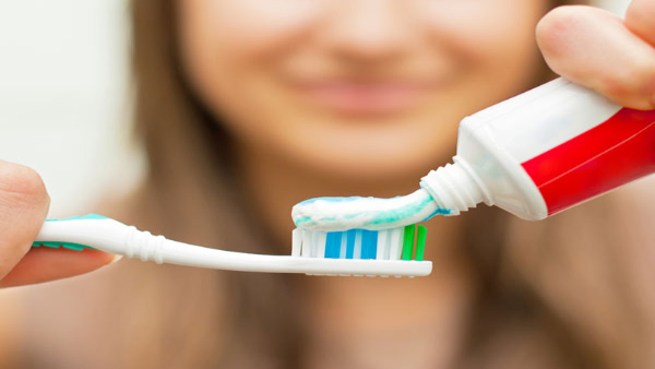 Signs That You Need to Change Your Toothpaste in Tamil