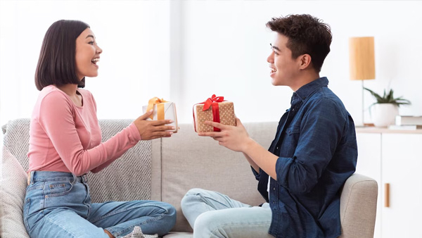 Inauspicious Gifts Should Be Avoided By Couples On Diwali In Tamil 