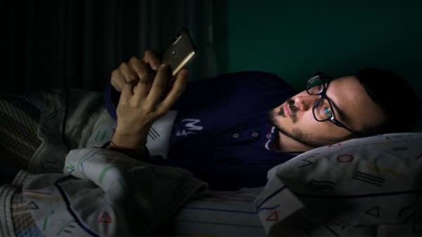 Signs That Your Partner Is Cheating Via Their Phone in Tamil