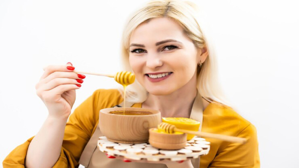 honey face mask will keep your skin soft this winter in tamil